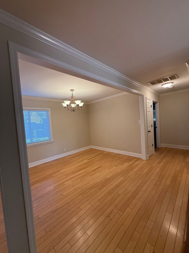 Building Photo - 33 Mary Ct