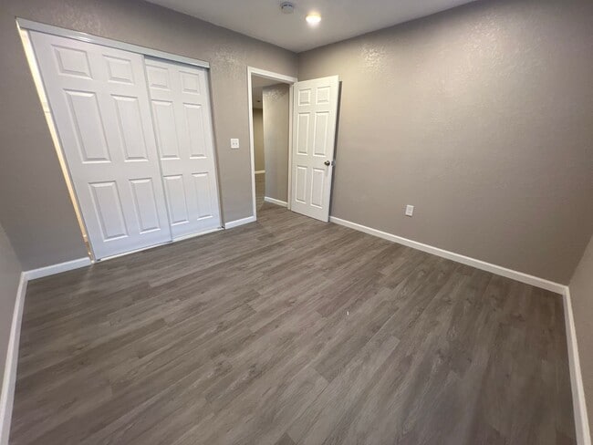 Building Photo - 3 Bed 1 Bath in Denver's Elyria Swansea Neighborhood!