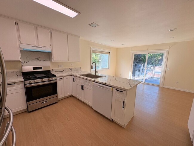 Building Photo - Rancho Cucamonga Gem – Stylish Single-Stor...