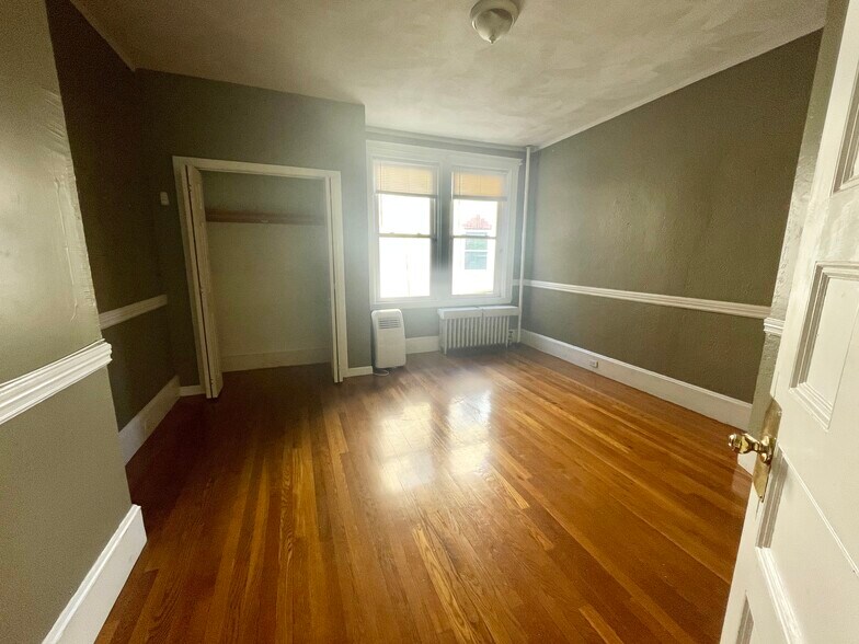 Building Photo - 148 Strathmore Rd