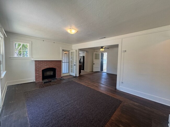 Building Photo - 3 Bedroom, 2 Bath Home for Lease