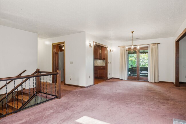 Building Photo - Spacious 5-Bedroom Home in Prestigious Blacksburg Country Club Estates