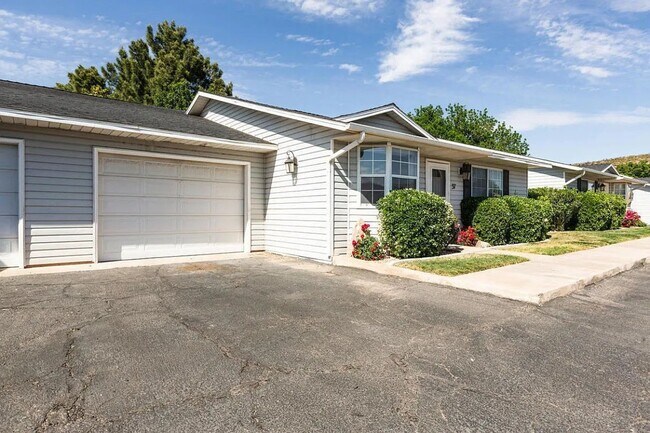 Building Photo - Dog Friendly! 3 Bedroom Home Condo in St. ...