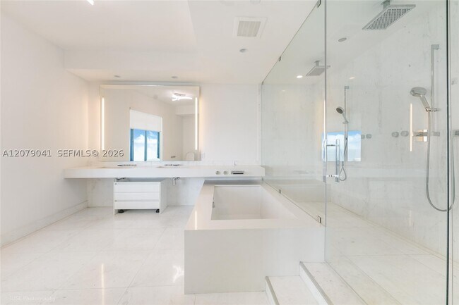 Building Photo - 18555 Collins Ave