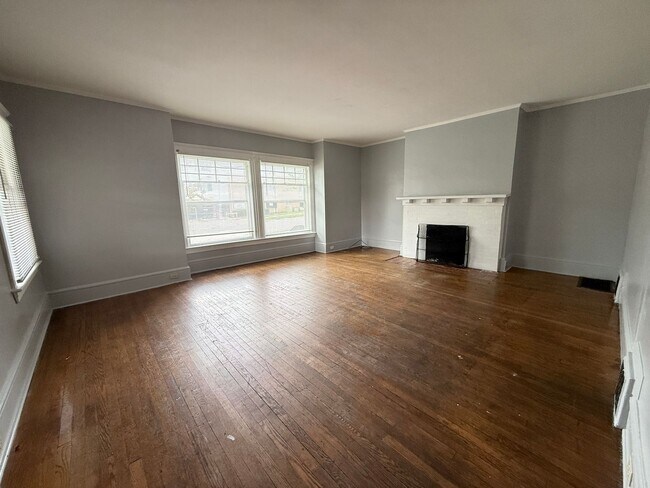Building Photo - 408-410 Van Buren St