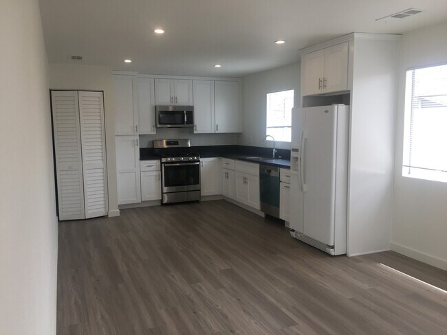 Building Photo - 1451-1451-1451-1452 Hornblend St