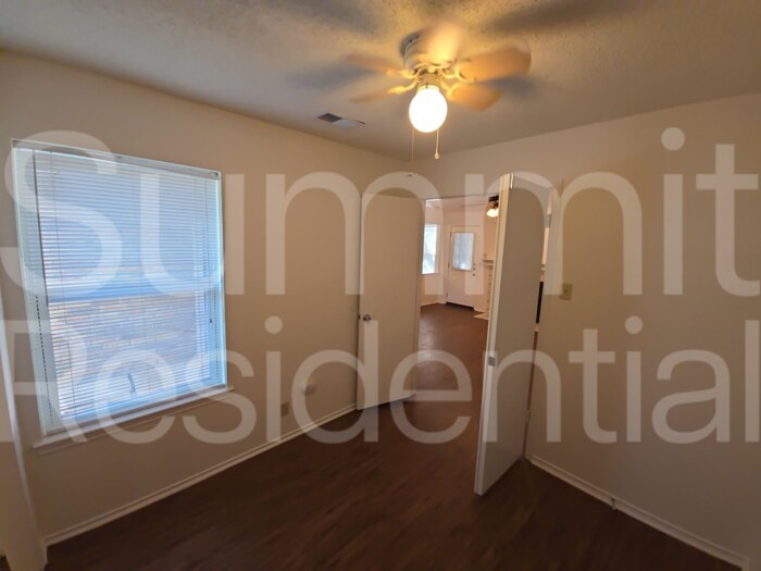 Building Photo - 1607 Parkwood Dr