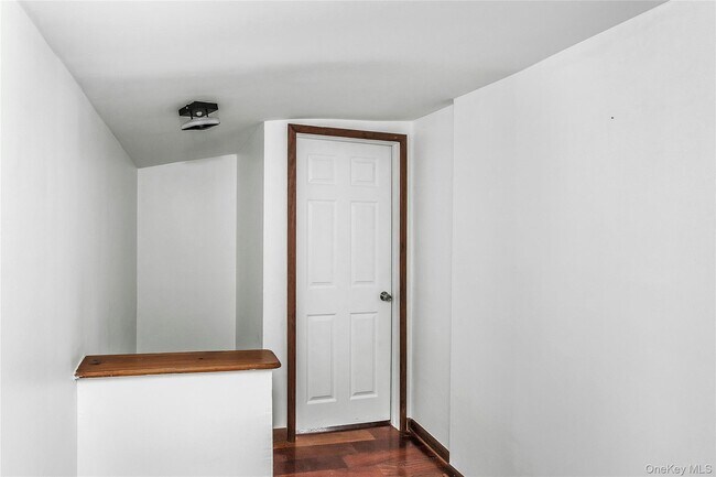 Building Photo - 524 Jerusalem Ave