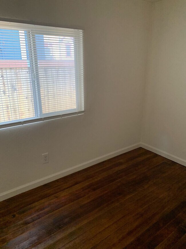 Building Photo - 1/2 Off First Month's Rent, 2Bdrm, 1Bath, ...