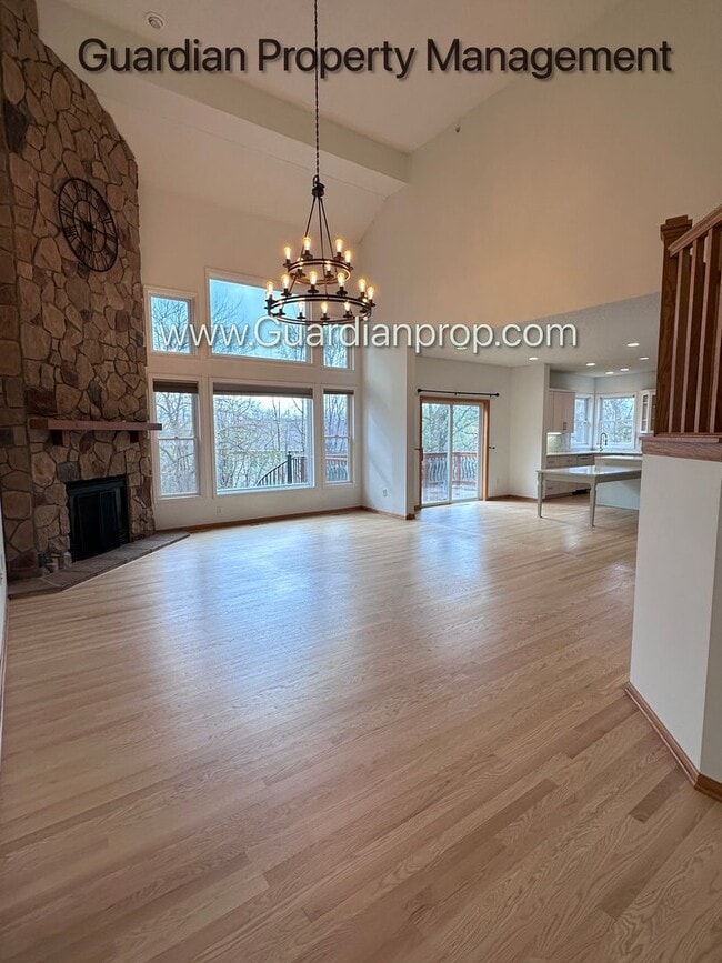 Building Photo - Minnetonka Home, 3 Car Garage, Large Primary, Updated Kitchen, Patio