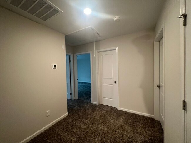 Building Photo - 5 bedroom, 3 bath home in Savannah, near I-16