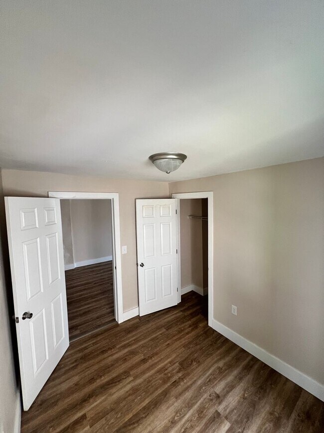 Building Photo - Newly Remodeled 3BR/1BA - 1st Floor | Sect...