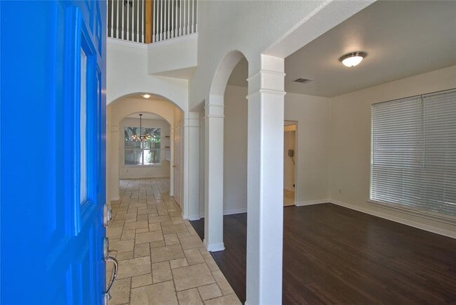 Building Photo - 2423 Falcon Dr