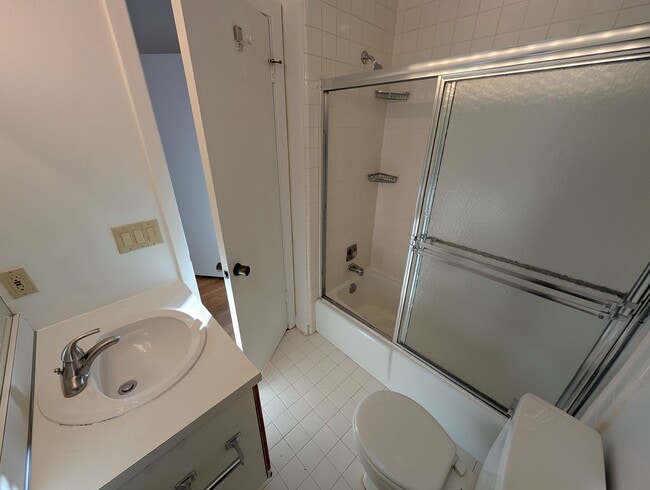 Building Photo - Georgetown Townhouse (Close to the West End and Dupont)