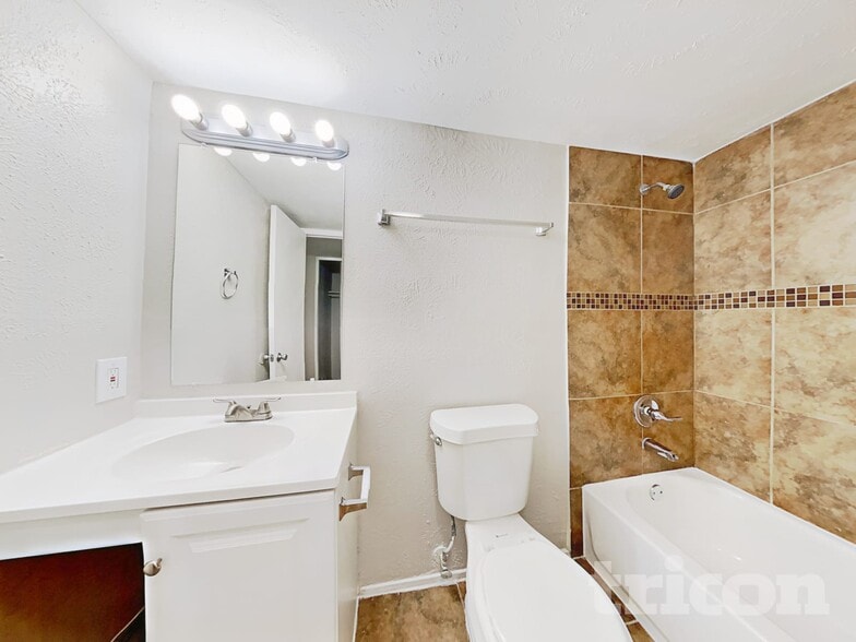 Building Photo - 5030 Ridgecreek Dr