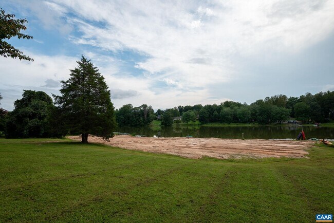 Building Photo - 497 Sunset Dr