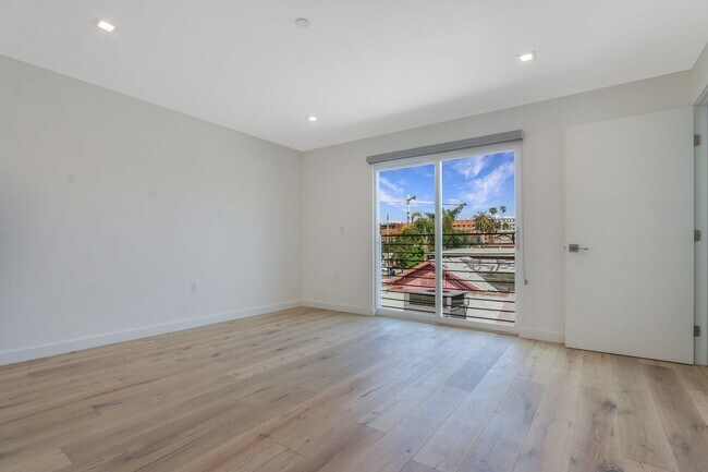 Building Photo - Gorgeous 3 Bedroom / 2 1/2 Bath Townhome-Style Apartment in Hollywood