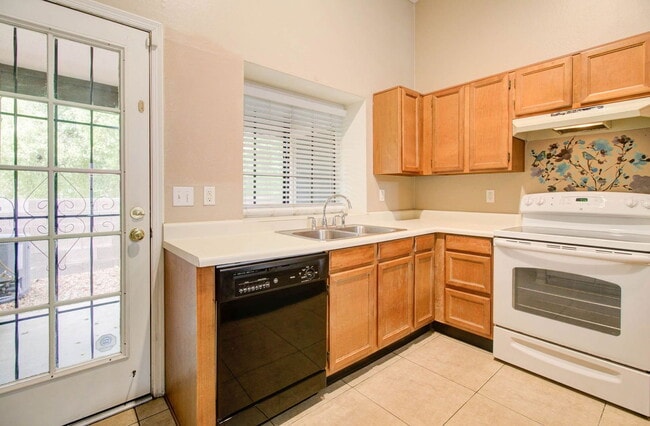 Building Photo - 921 W University Dr