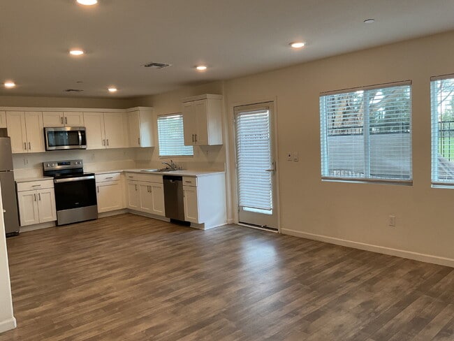 Building Photo - "Charming 3-Bed, 3-Bath Home right on the golf course - 1370 Sq Ft of Cozy Living!"