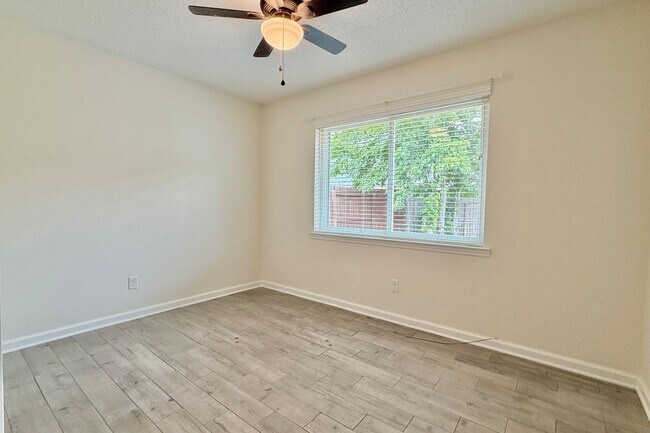 Building Photo - AVAILABLE NOW! (Pet Friendly)