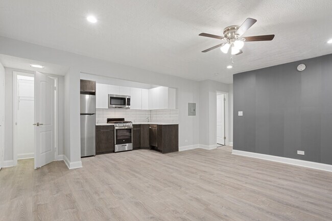 Building Photo - 7606 N Eastlake Terrace