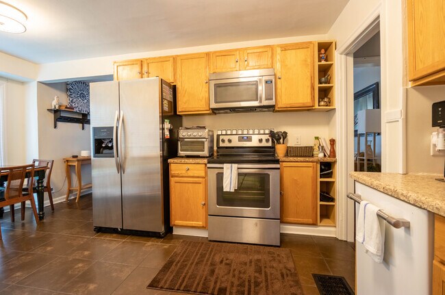 Building Photo - 5105 Indianola Ave