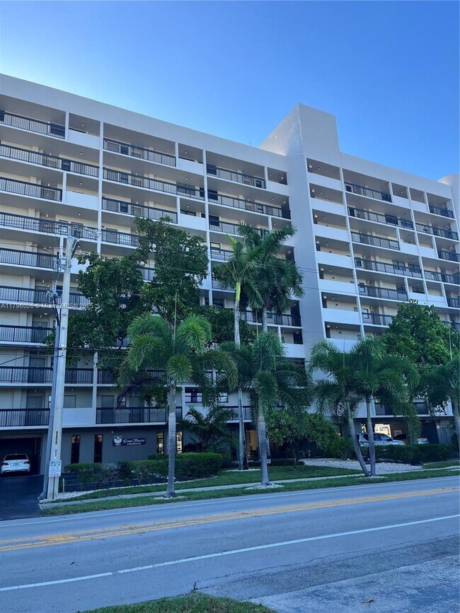 Building Photo - 4800 Bayview Dr