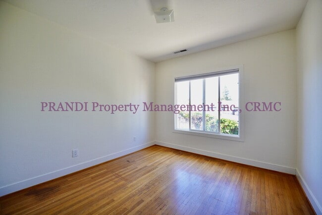 Building Photo - Great Location in This Top Floor Unit in a...