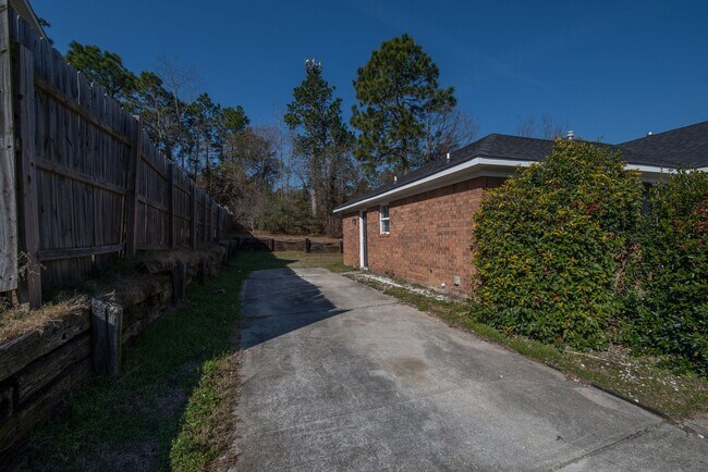 Building Photo - Charming Pepperidge Home with Fireplace & Large Backyard