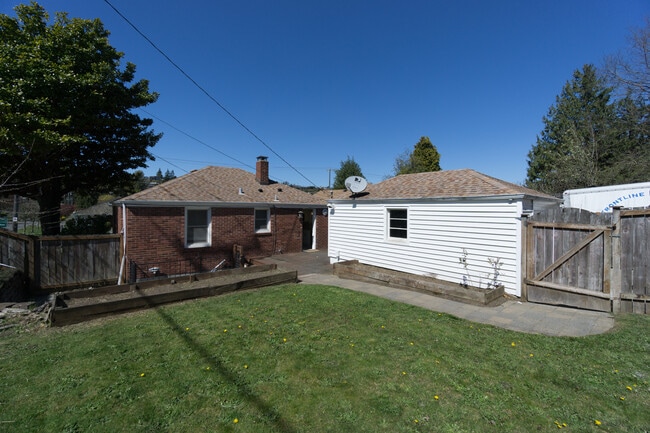 Building Photo - 3002 32nd Ave W