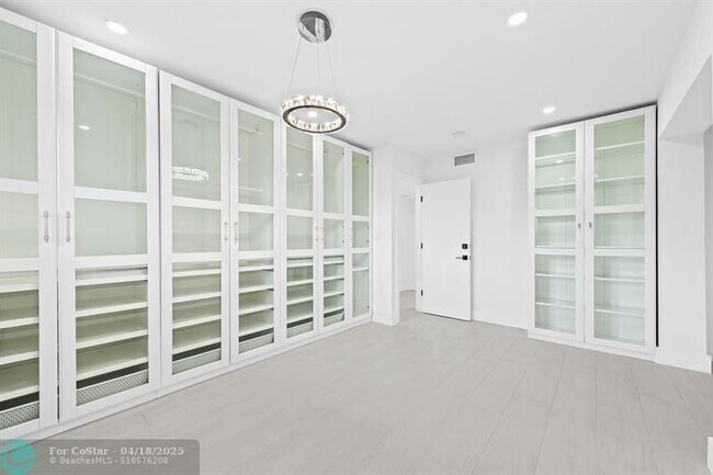 Building Photo - 877 NE 195th St
