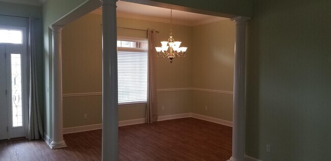 Building Photo - 565 Twin Ponds Dr