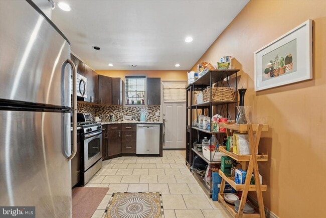 Building Photo - 2423 S Bancroft St