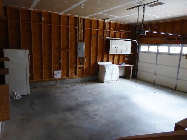 Building Photo - 72 Albertson Ct