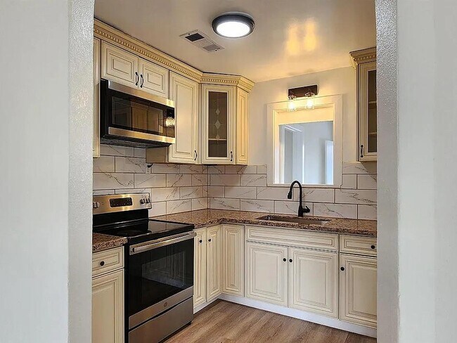 Building Photo - 308 Vine St