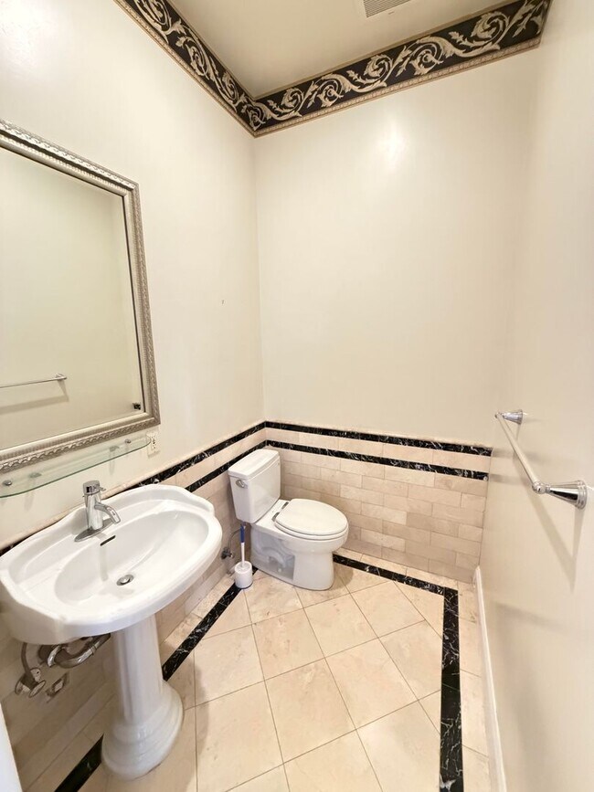 Building Photo - 738 Palmera Ct