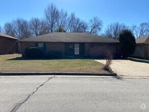Building Photo - All brick 3 Bed, 2 Bath, 2 Car Garage Ranch