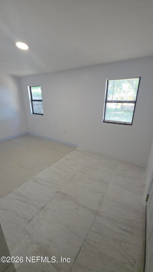 Building Photo - 10791 Luana Dr N