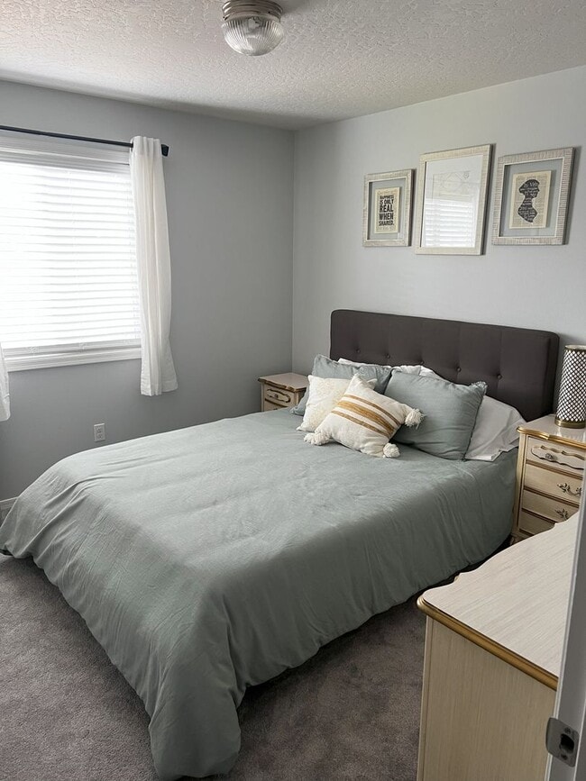 Building Photo - Spacious 4 bed 2.5 bath just off Amity and...
