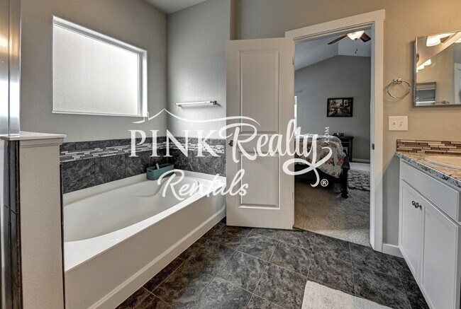 Building Photo - 1407 Grand Overlook St