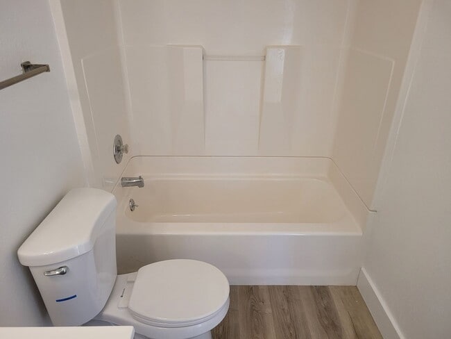 Building Photo - FOR RENT!!! CUTE AND COZY 1 BEDROOM 1 BATHROOM CONDO.- ON THE WATER...