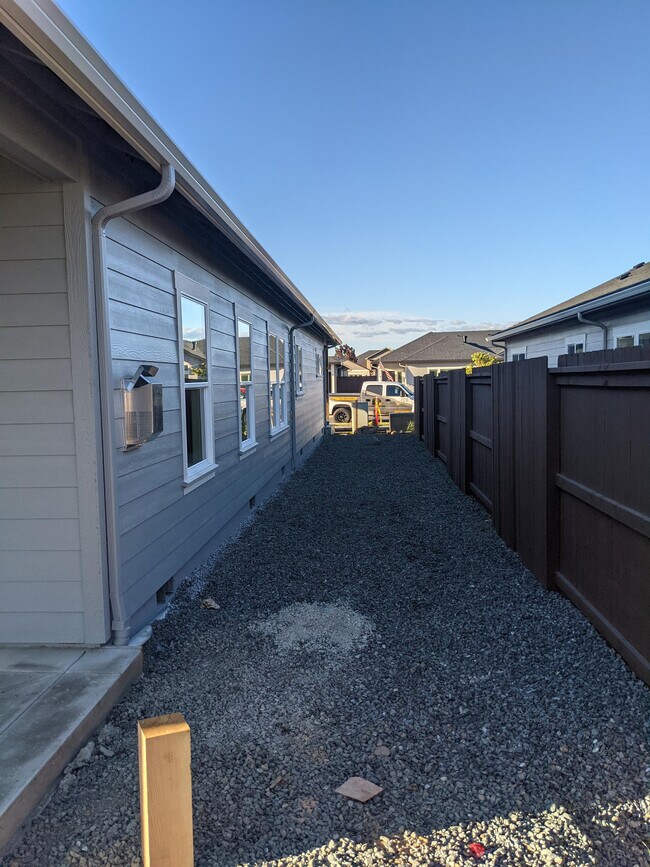 Building Photo - 475 Cheney Loop
