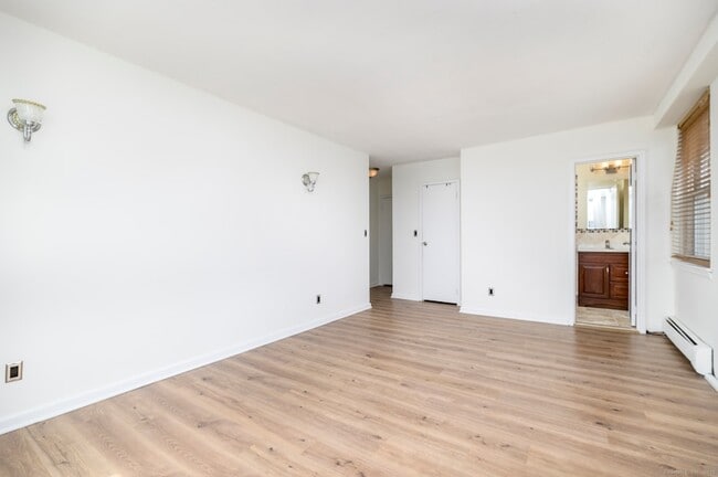 Building Photo - 65 Glenbrook Rd