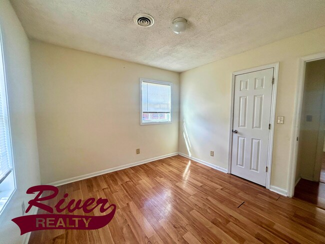 Building Photo - 3-bedroom home with spacious yard for rent now!