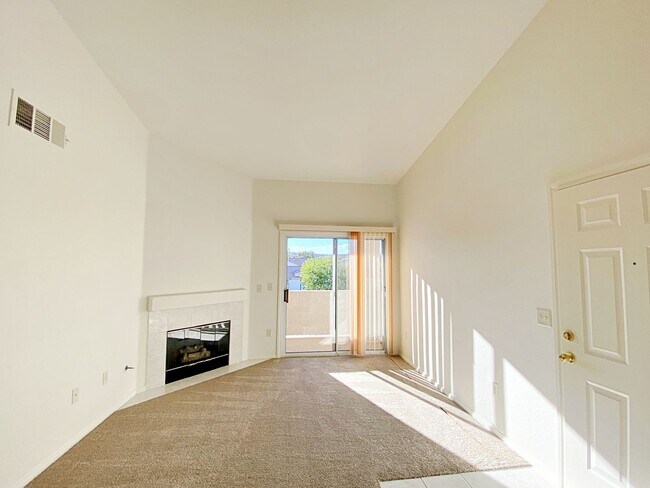 Building Photo - 1 BEDROOM CONDO IN HENDERSON GATED COMMUNITY