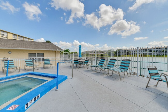 Building Photo - 3817 Lake Bayshore Dr