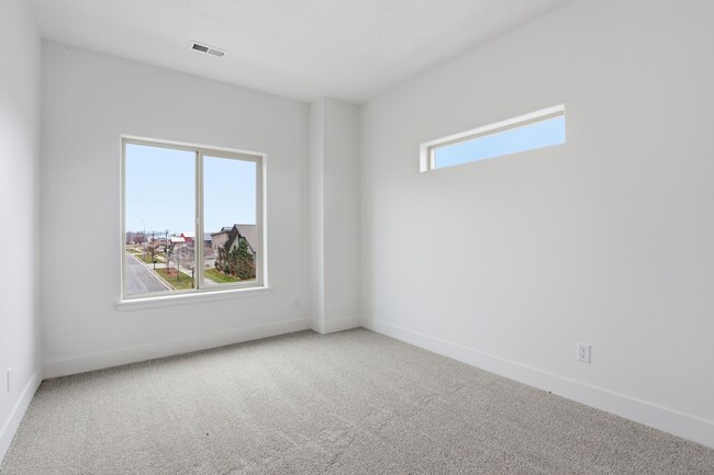 Building Photo - 631 Creative Way