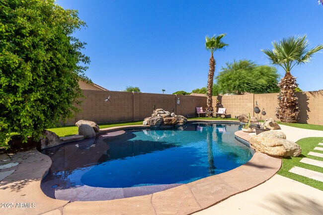 Building Photo - 748 E Potter Dr
