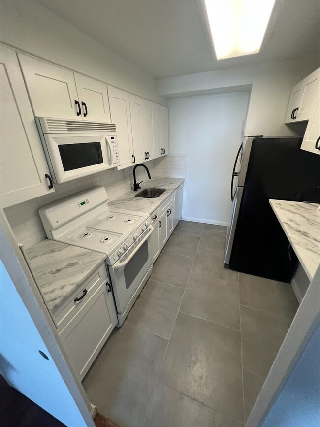 Building Photo - Luxury 1 Bedroom with Balcony, Pool & City Views – Hopkinson House