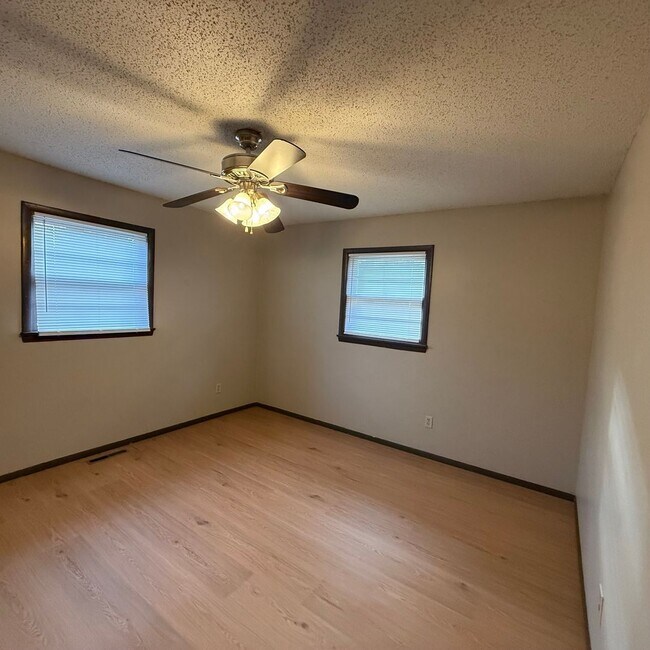 Building Photo - 2 Bedroom Home with unfinished Basement In SE Springfield